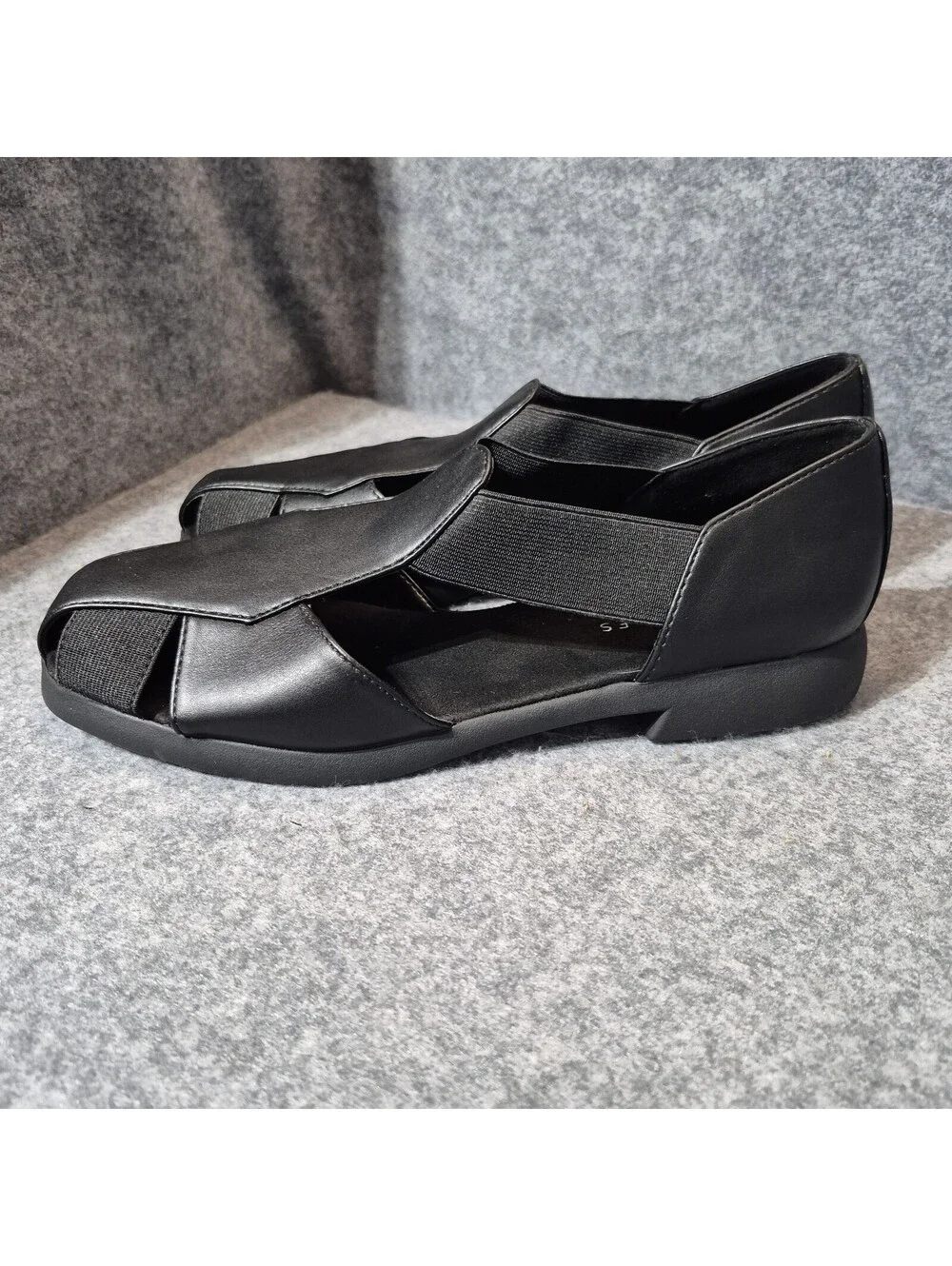 Aerosoles Closed Toe Black Sandals Size 7.5